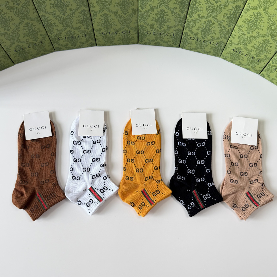 💛配包装Gucci（古驰）新款经典刺绣中短款堆堆袜袜子！一盒五双， 专柜同步筒袜袜子，💛大牌出街，潮人必