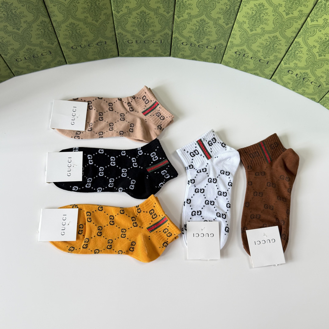 💛配包装Gucci（古驰）新款经典刺绣中短款堆堆袜袜子！一盒五双， 专柜同步筒袜袜子，💛大牌出街，潮人必