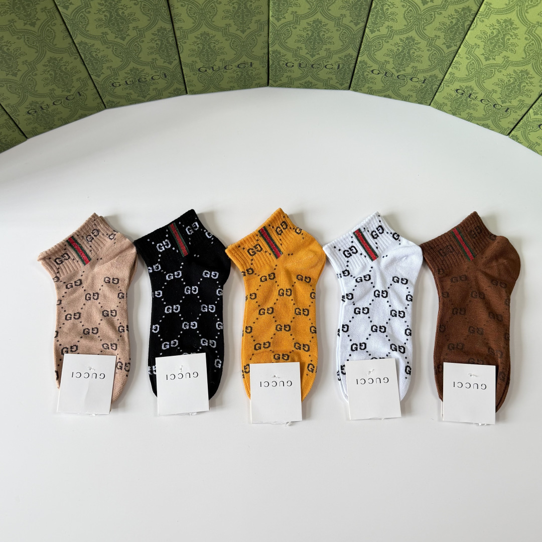💛配包装Gucci（古驰）新款经典刺绣中短款堆堆袜袜子！一盒五双， 专柜同步筒袜袜子，💛大牌出街，潮人必