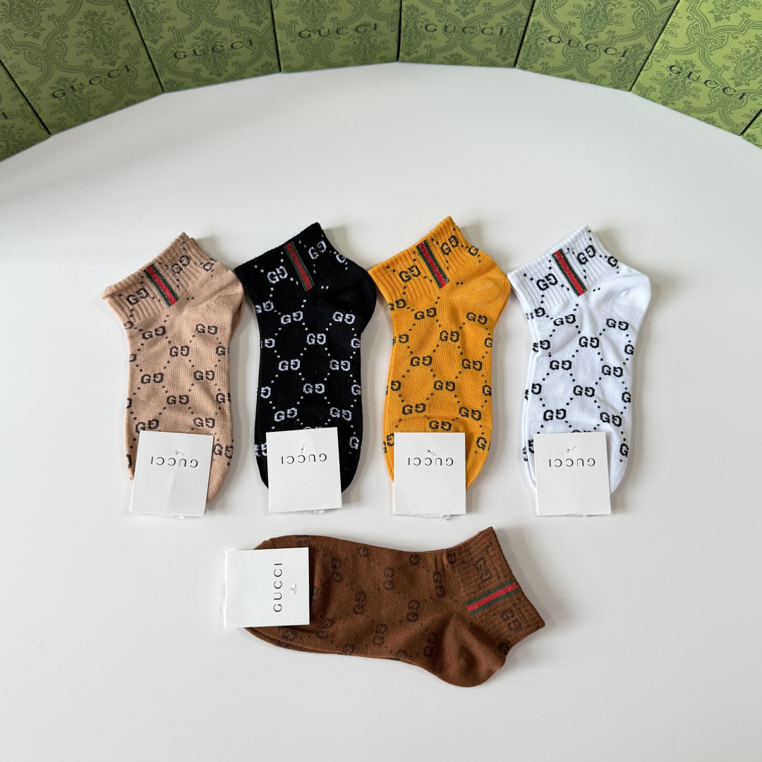 💛配包装Gucci（古驰）新款经典刺绣中短款堆堆袜袜子！一盒五双， 专柜同步筒袜袜子，💛大牌出街，潮人必