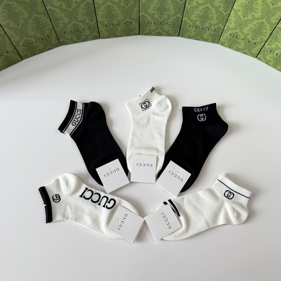 💛配包装Gucci（古驰）新款经典中短款堆堆袜袜子！一盒五双， 专柜同步筒袜袜子，💛大牌出街，潮人必备🔥