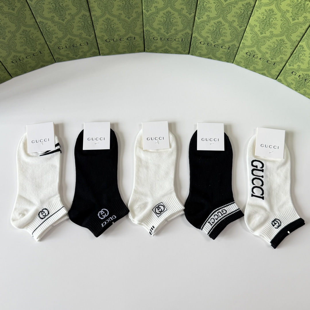 💛配包装Gucci（古驰）新款经典中短款堆堆袜袜子！一盒五双， 专柜同步筒袜袜子，💛大牌出街，潮人必备🔥