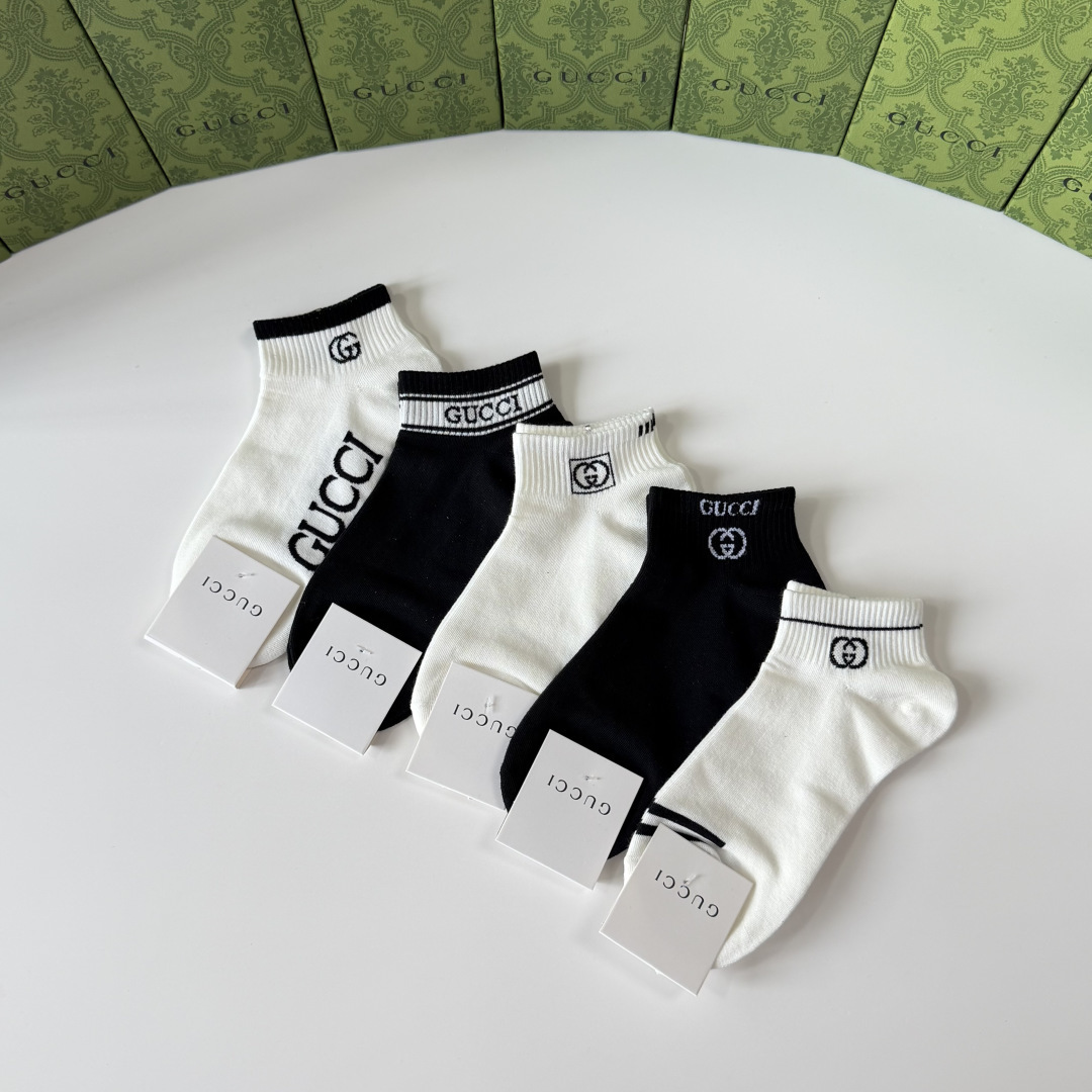 💛配包装Gucci（古驰）新款经典中短款堆堆袜袜子！一盒五双， 专柜同步筒袜袜子，💛大牌出街，潮人必备🔥