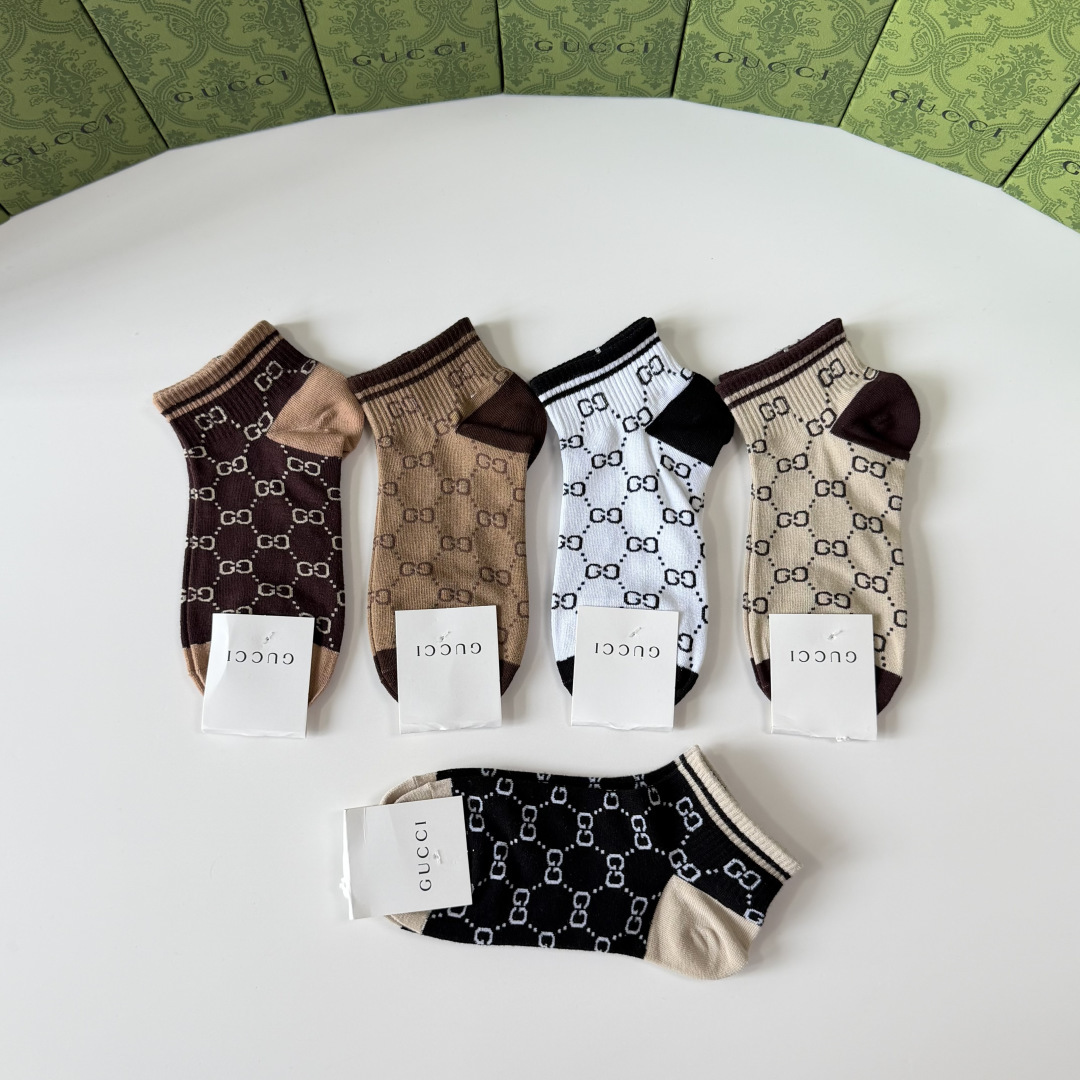 💛配包装Gucci（古驰）新款经典中短款堆堆袜袜子！一盒五双， 专柜同步筒袜袜子，💛大牌出街，潮人必备🔥