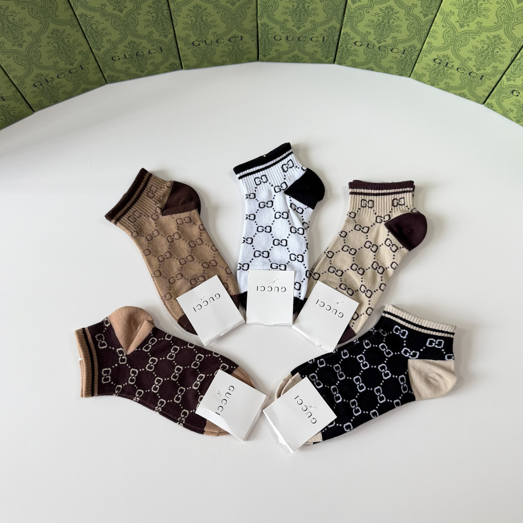 💛配包装Gucci（古驰）新款经典中短款堆堆袜袜子！一盒五双， 专柜同步筒袜袜子，💛大牌出街，潮人必备🔥