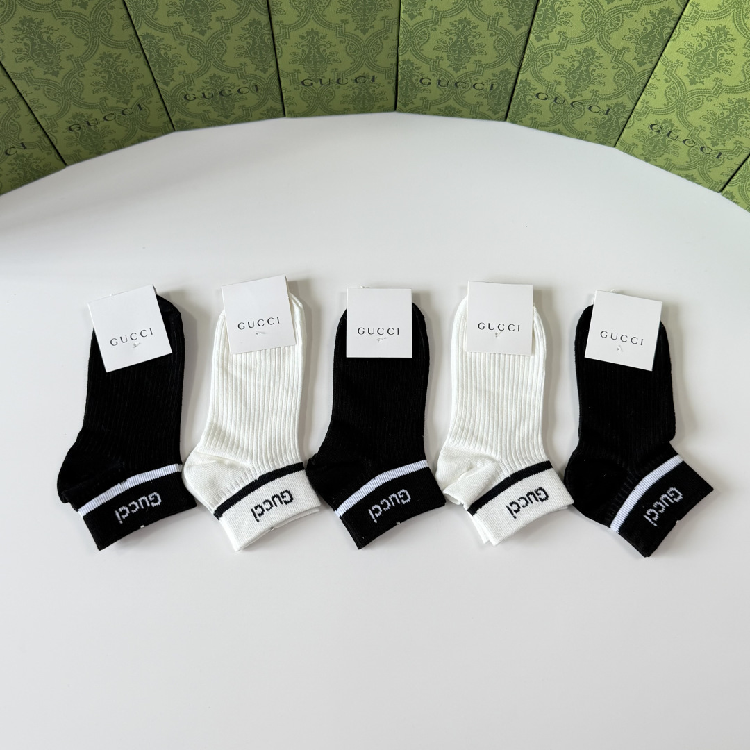 💛配包装Gucci（古驰）新款经典中短款堆堆袜袜子！一盒五双， 专柜同步筒袜袜子，💛大牌出街，潮人必备🔥