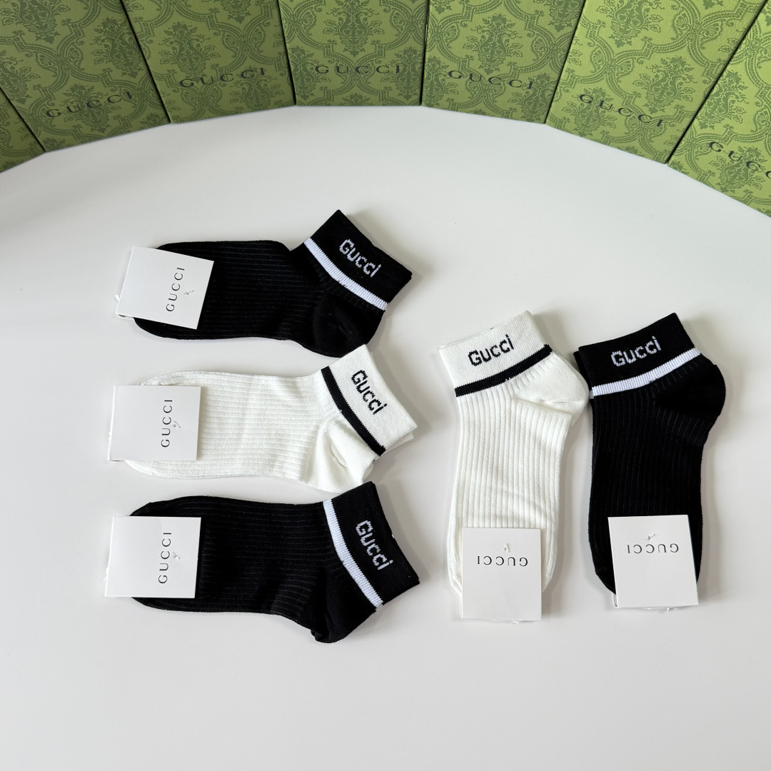 💛配包装Gucci（古驰）新款经典中短款堆堆袜袜子！一盒五双， 专柜同步筒袜袜子，💛大牌出街，潮人必备🔥