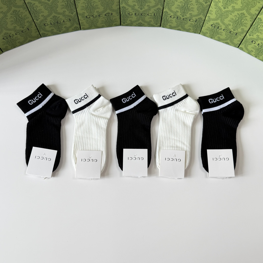 💛配包装Gucci（古驰）新款经典中短款堆堆袜袜子！一盒五双， 专柜同步筒袜袜子，💛大牌出街，潮人必备🔥