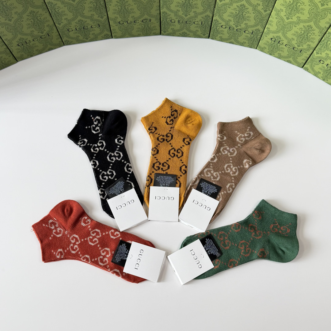 💛配包装Gucci（古驰）新款经典双针中短款堆堆袜袜子！一盒五双， 专柜同步筒袜袜子，💛大牌出街，潮人必