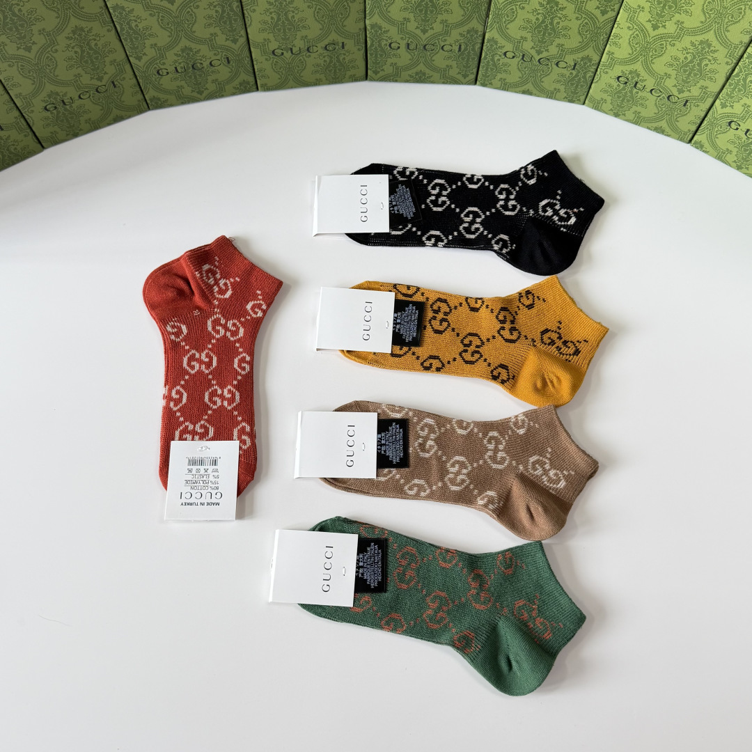 💛配包装Gucci（古驰）新款经典双针中短款堆堆袜袜子！一盒五双， 专柜同步筒袜袜子，💛大牌出街，潮人必