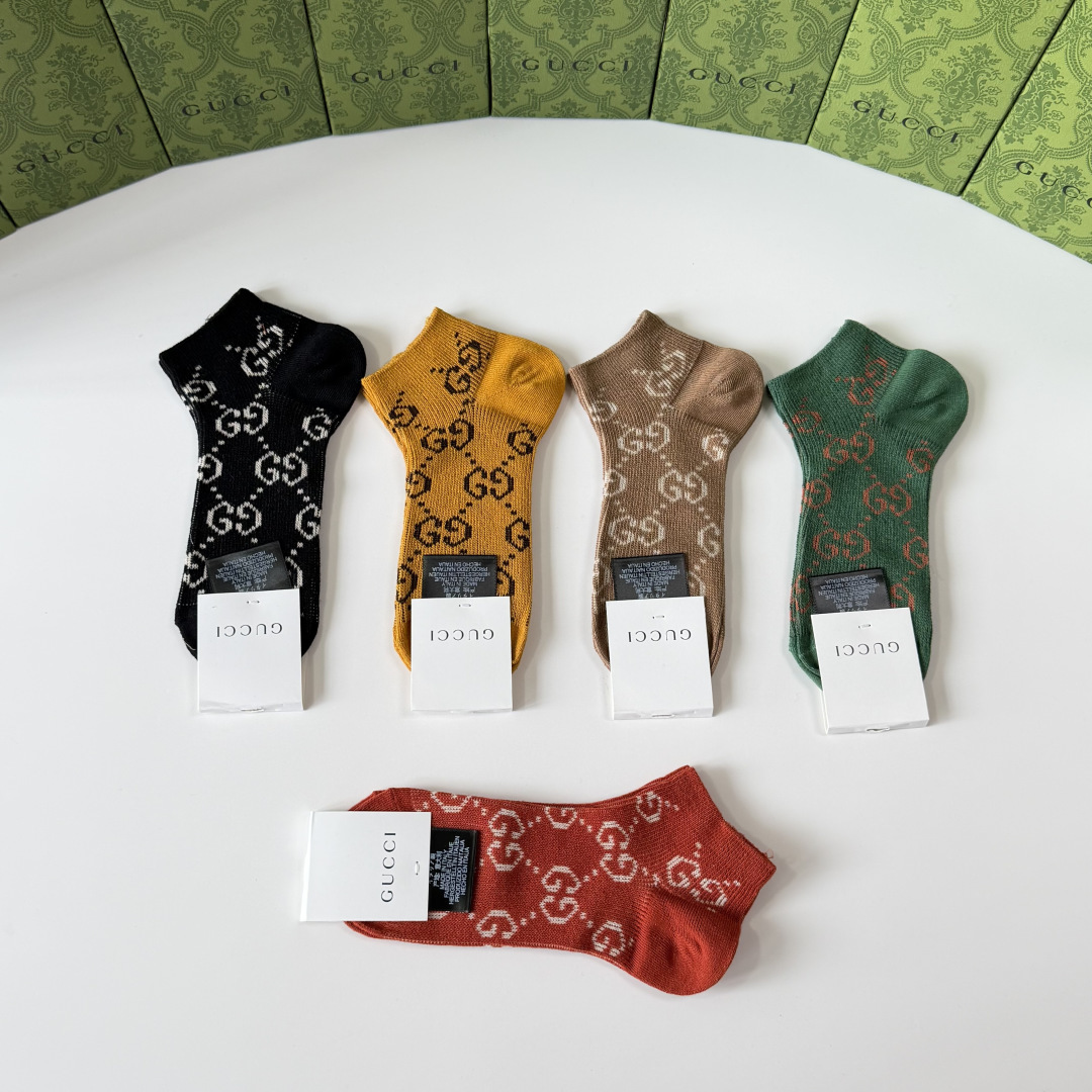 💛配包装Gucci（古驰）新款经典双针中短款堆堆袜袜子！一盒五双， 专柜同步筒袜袜子，💛大牌出街，潮人必