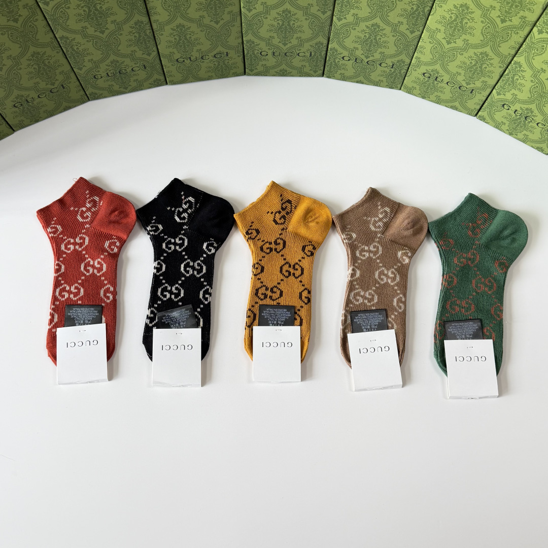 💛配包装Gucci（古驰）新款经典双针中短款堆堆袜袜子！一盒五双， 专柜同步筒袜袜子，💛大牌出街，潮人必