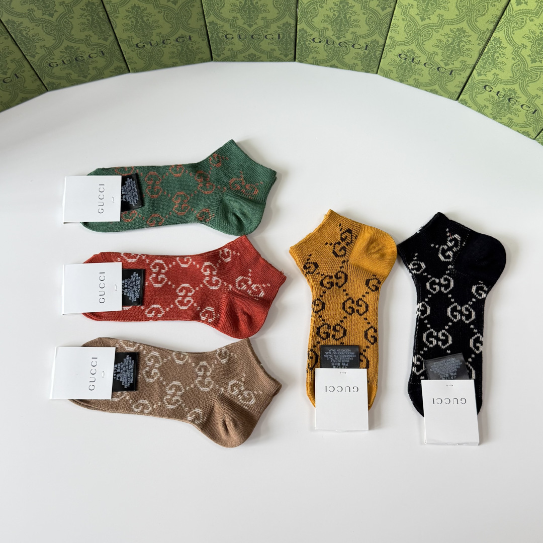 💛配包装Gucci（古驰）新款经典双针中短款堆堆袜袜子！一盒五双， 专柜同步筒袜袜子，💛大牌出街，潮人必