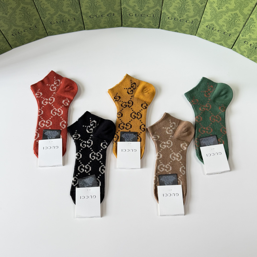💛配包装Gucci（古驰）新款经典双针中短款堆堆袜袜子！一盒五双， 专柜同步筒袜袜子，💛大牌出街，潮人必