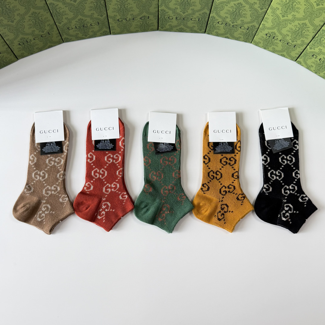 💛配包装Gucci（古驰）新款经典双针中短款堆堆袜袜子！一盒五双， 专柜同步筒袜袜子，💛大牌出街，潮人必