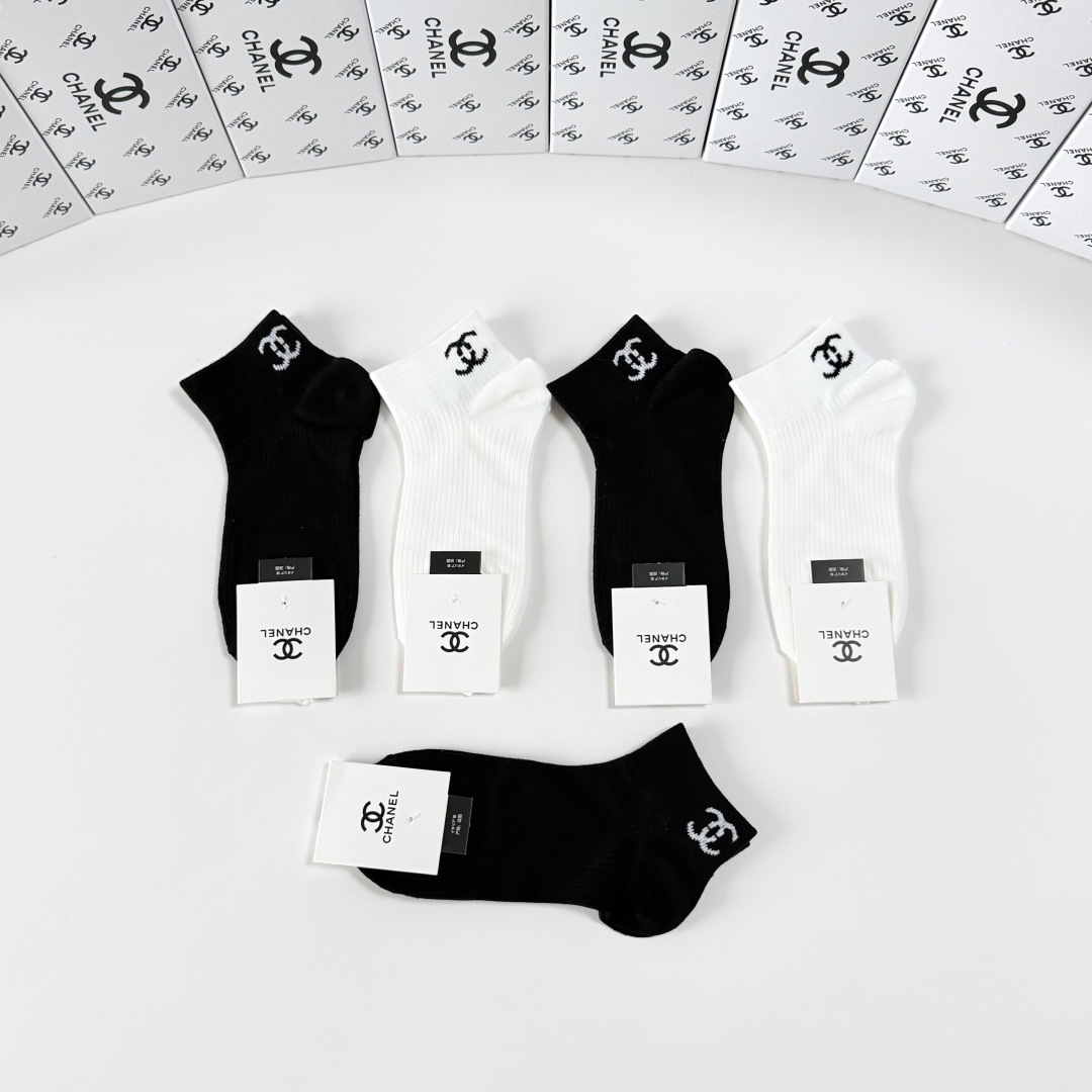💛配包装Chanel（香奈儿）新款经典中短款堆堆袜袜子！一盒五双， 专柜同步筒袜袜子，💛大牌出街，潮人必