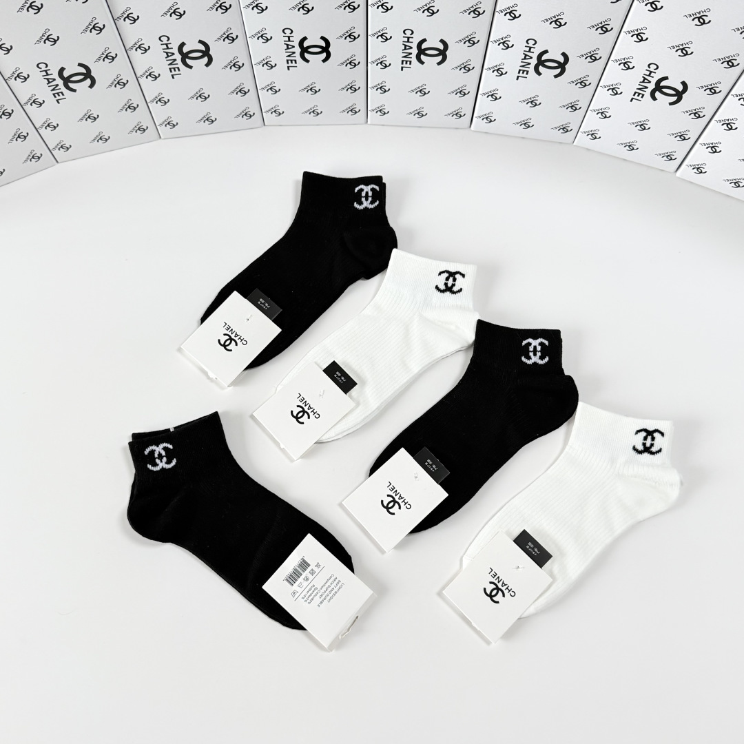 💛配包装Chanel（香奈儿）新款经典中短款堆堆袜袜子！一盒五双， 专柜同步筒袜袜子，💛大牌出街，潮人必