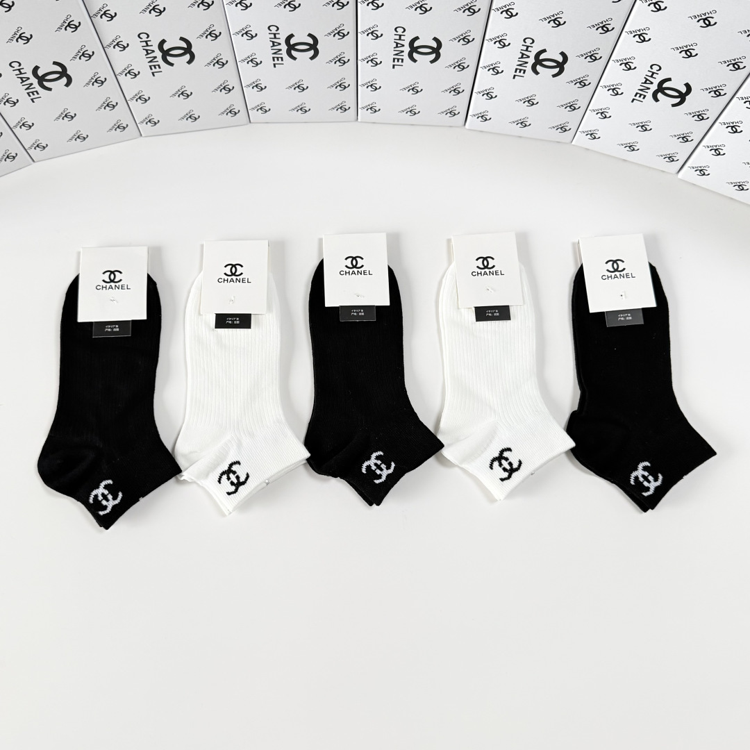💛配包装Chanel（香奈儿）新款经典中短款堆堆袜袜子！一盒五双， 专柜同步筒袜袜子，💛大牌出街，潮人必