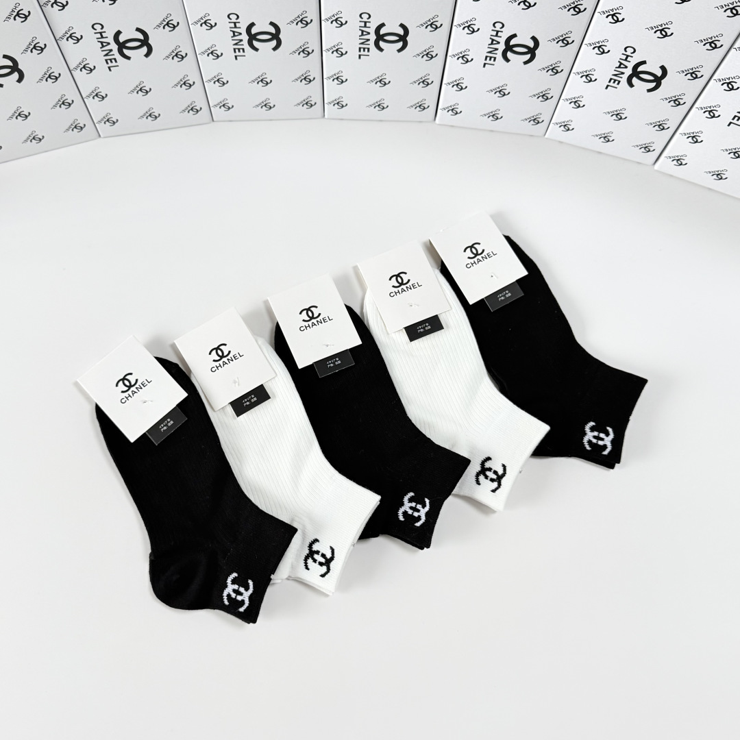💛配包装Chanel（香奈儿）新款经典中短款堆堆袜袜子！一盒五双， 专柜同步筒袜袜子，💛大牌出街，潮人必
