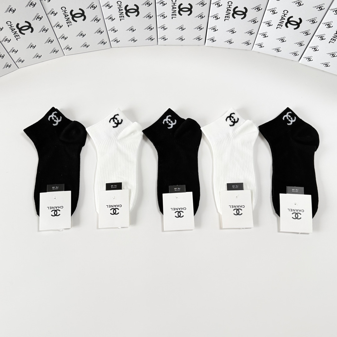 💛配包装Chanel（香奈儿）新款经典中短款堆堆袜袜子！一盒五双， 专柜同步筒袜袜子，💛大牌出街，潮人必