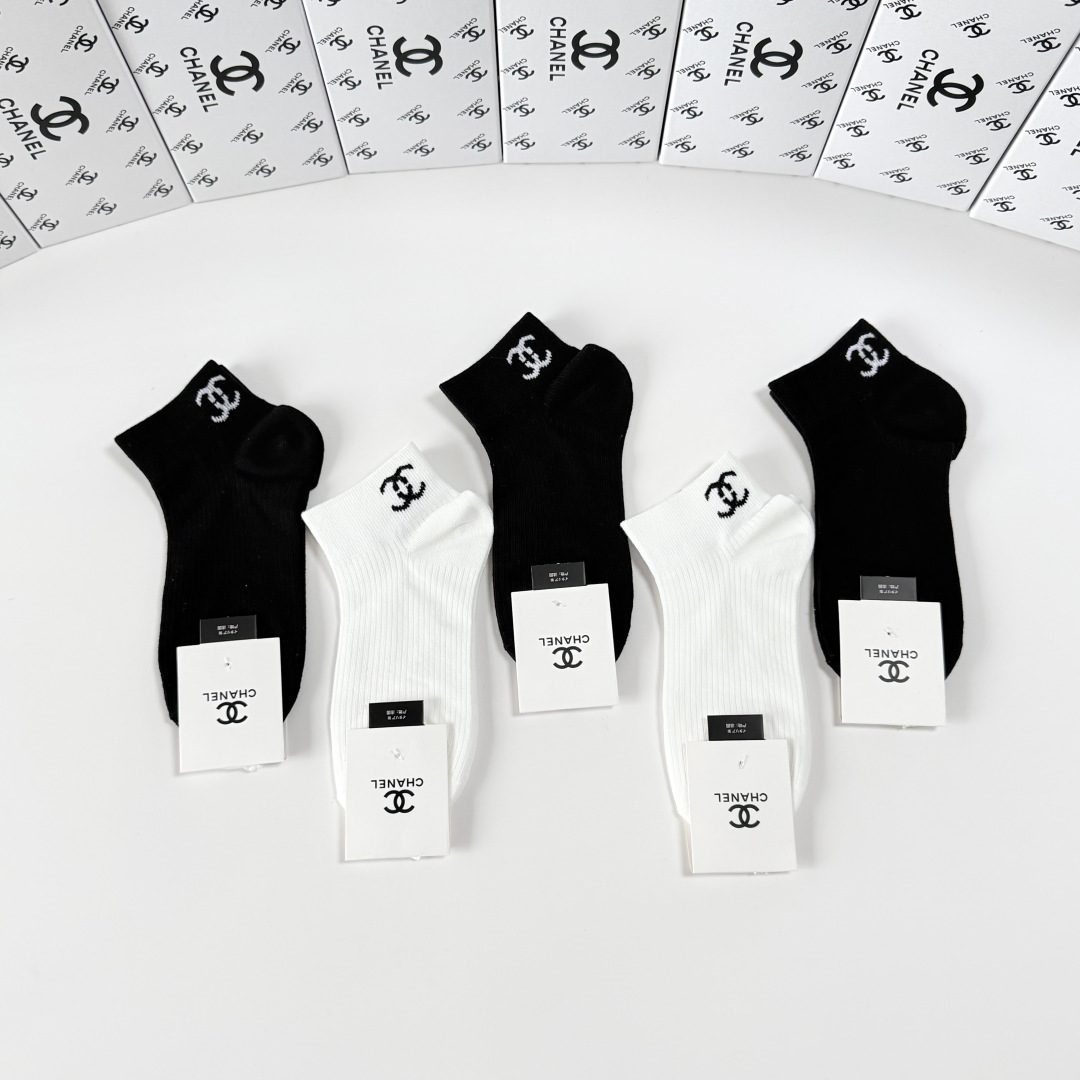 💛配包装Chanel（香奈儿）新款经典中短款堆堆袜袜子！一盒五双， 专柜同步筒袜袜子，💛大牌出街，潮人必