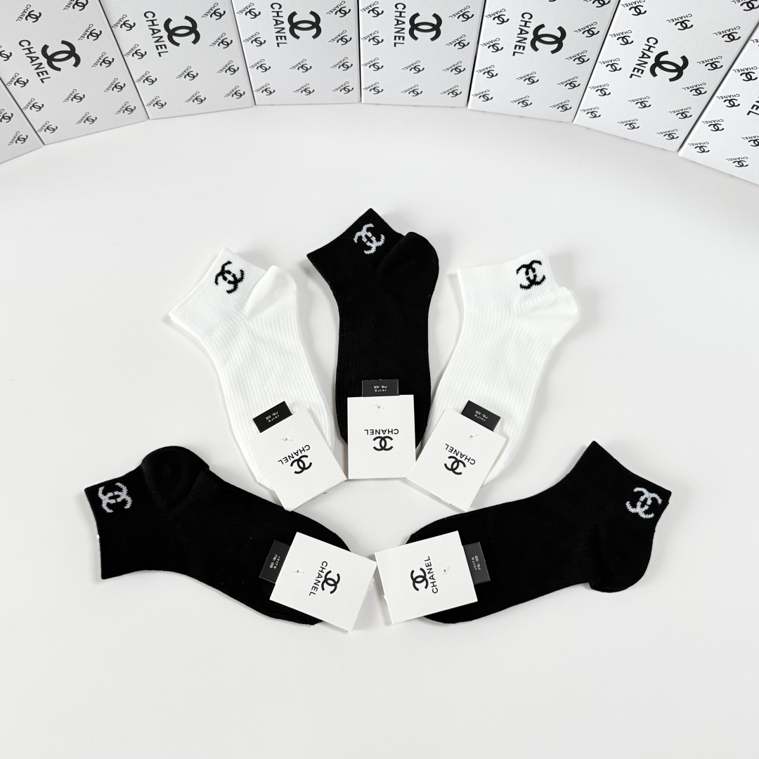 💛配包装Chanel（香奈儿）新款经典中短款堆堆袜袜子！一盒五双， 专柜同步筒袜袜子，💛大牌出街，潮人必