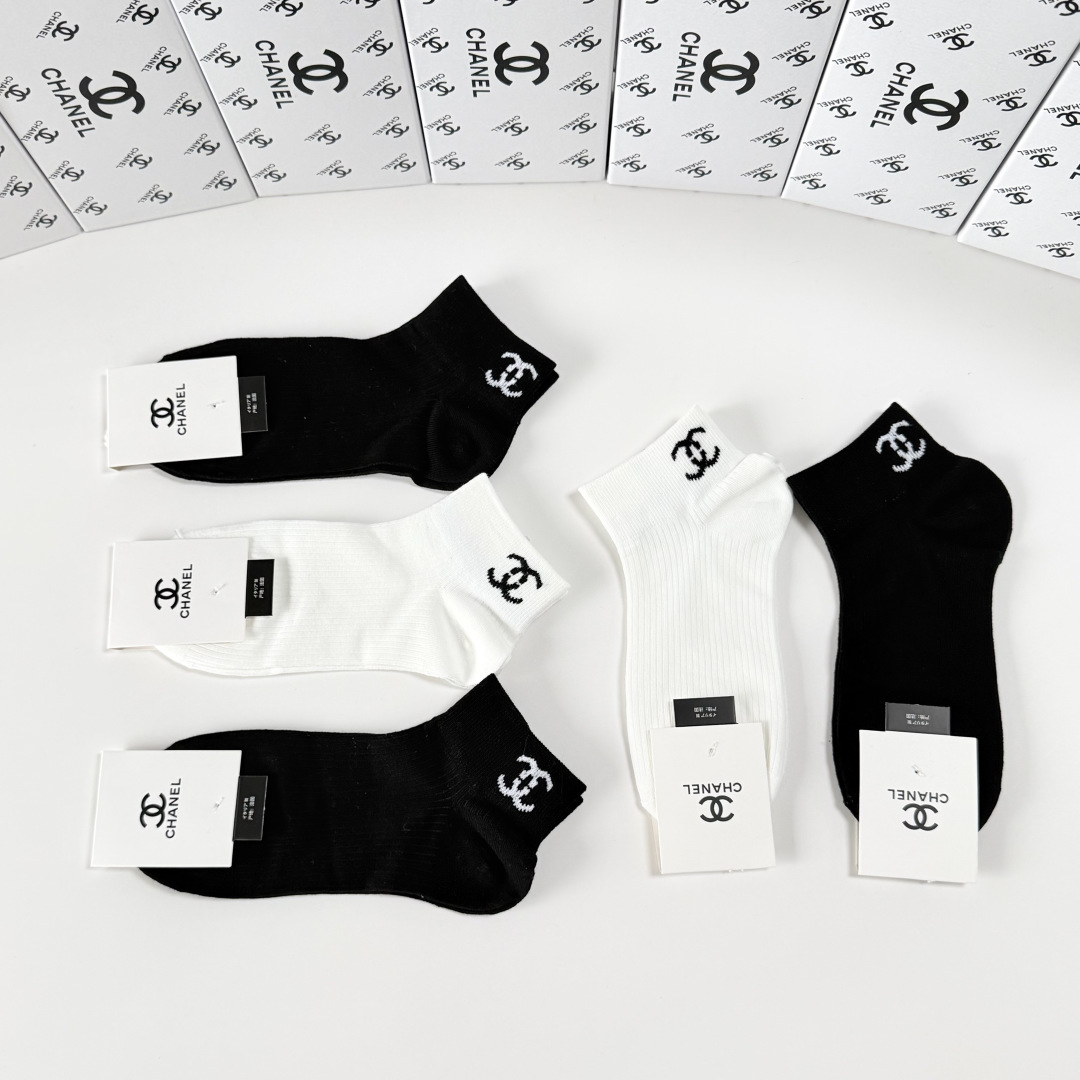 💛配包装Chanel（香奈儿）新款经典中短款堆堆袜袜子！一盒五双， 专柜同步筒袜袜子，💛大牌出街，潮人必
