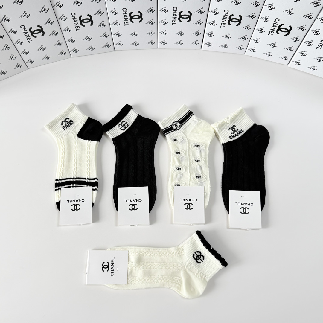 💛配包装Chanel（香奈儿）新款经典中短款堆堆袜袜子！一盒五双， 专柜同步筒袜袜子，💛大牌出街，潮人必