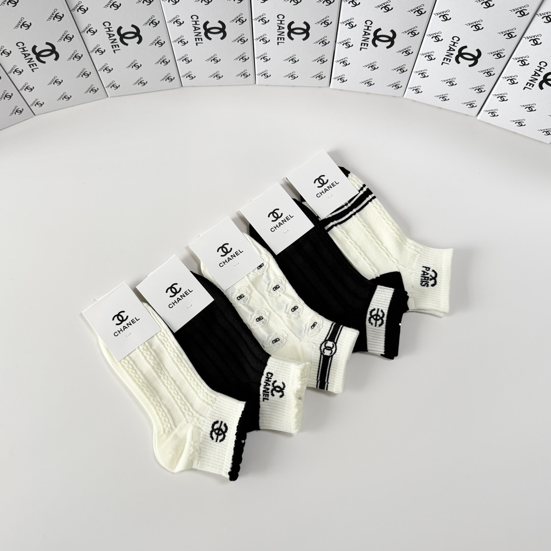💛配包装Chanel（香奈儿）新款经典中短款堆堆袜袜子！一盒五双， 专柜同步筒袜袜子，💛大牌出街，潮人必