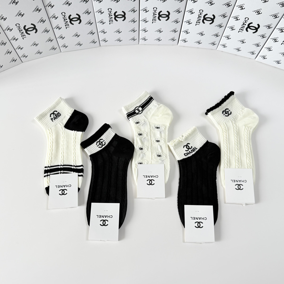 💛配包装Chanel（香奈儿）新款经典中短款堆堆袜袜子！一盒五双， 专柜同步筒袜袜子，💛大牌出街，潮人必