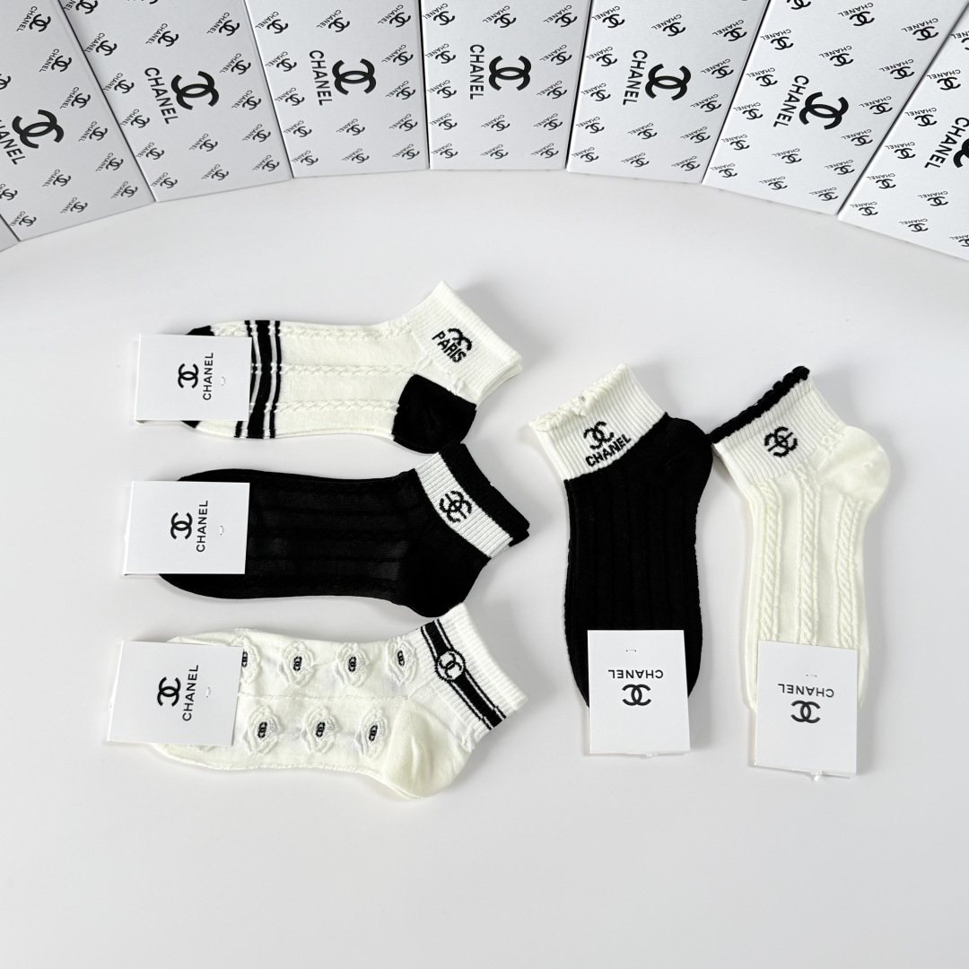💛配包装Chanel（香奈儿）新款经典中短款堆堆袜袜子！一盒五双， 专柜同步筒袜袜子，💛大牌出街，潮人必