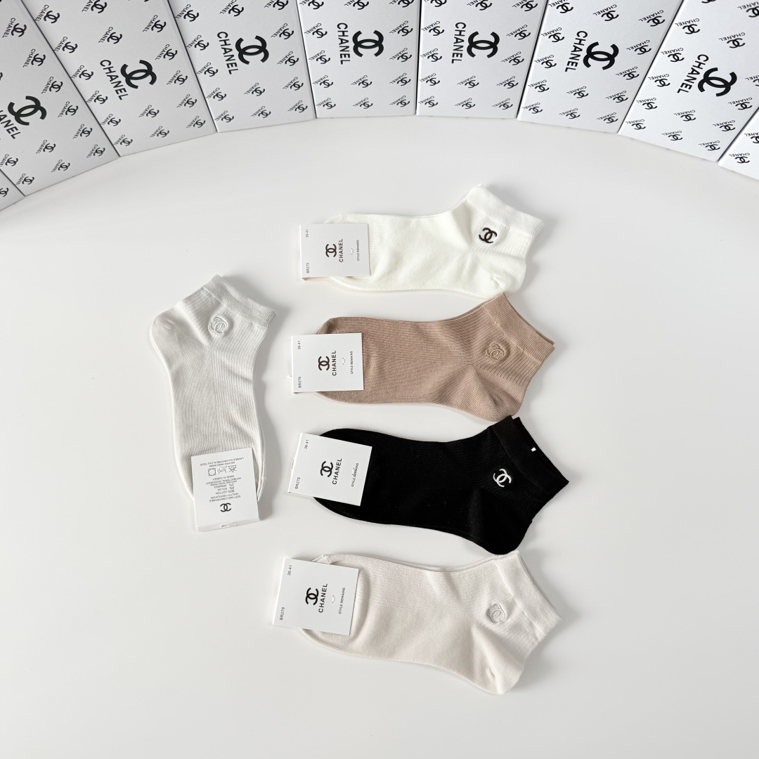 💛配包装Chanel（香奈儿）新款经典刺绣中短款堆堆袜袜子！一盒五双， 专柜同步筒袜袜子，💛大牌出街，潮