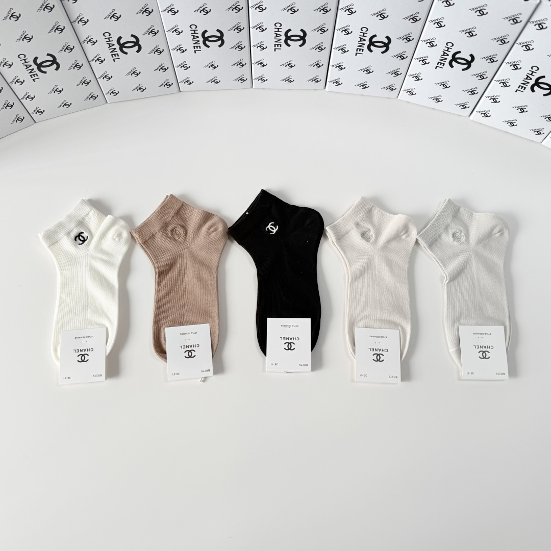 💛配包装Chanel（香奈儿）新款经典刺绣中短款堆堆袜袜子！一盒五双， 专柜同步筒袜袜子，💛大牌出街，潮