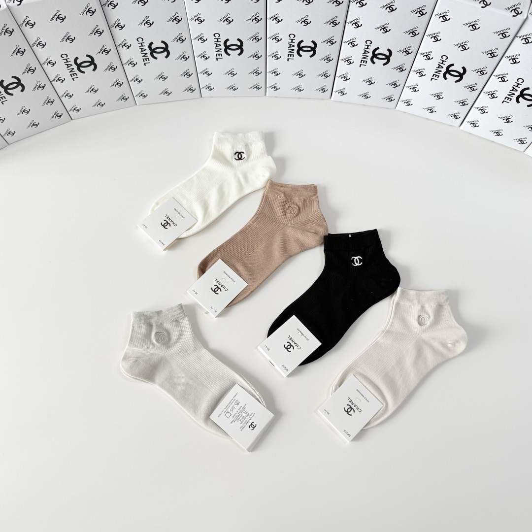 💛配包装Chanel（香奈儿）新款经典刺绣中短款堆堆袜袜子！一盒五双， 专柜同步筒袜袜子，💛大牌出街，潮