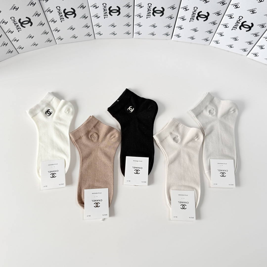 💛配包装Chanel（香奈儿）新款经典刺绣中短款堆堆袜袜子！一盒五双， 专柜同步筒袜袜子，💛大牌出街，潮