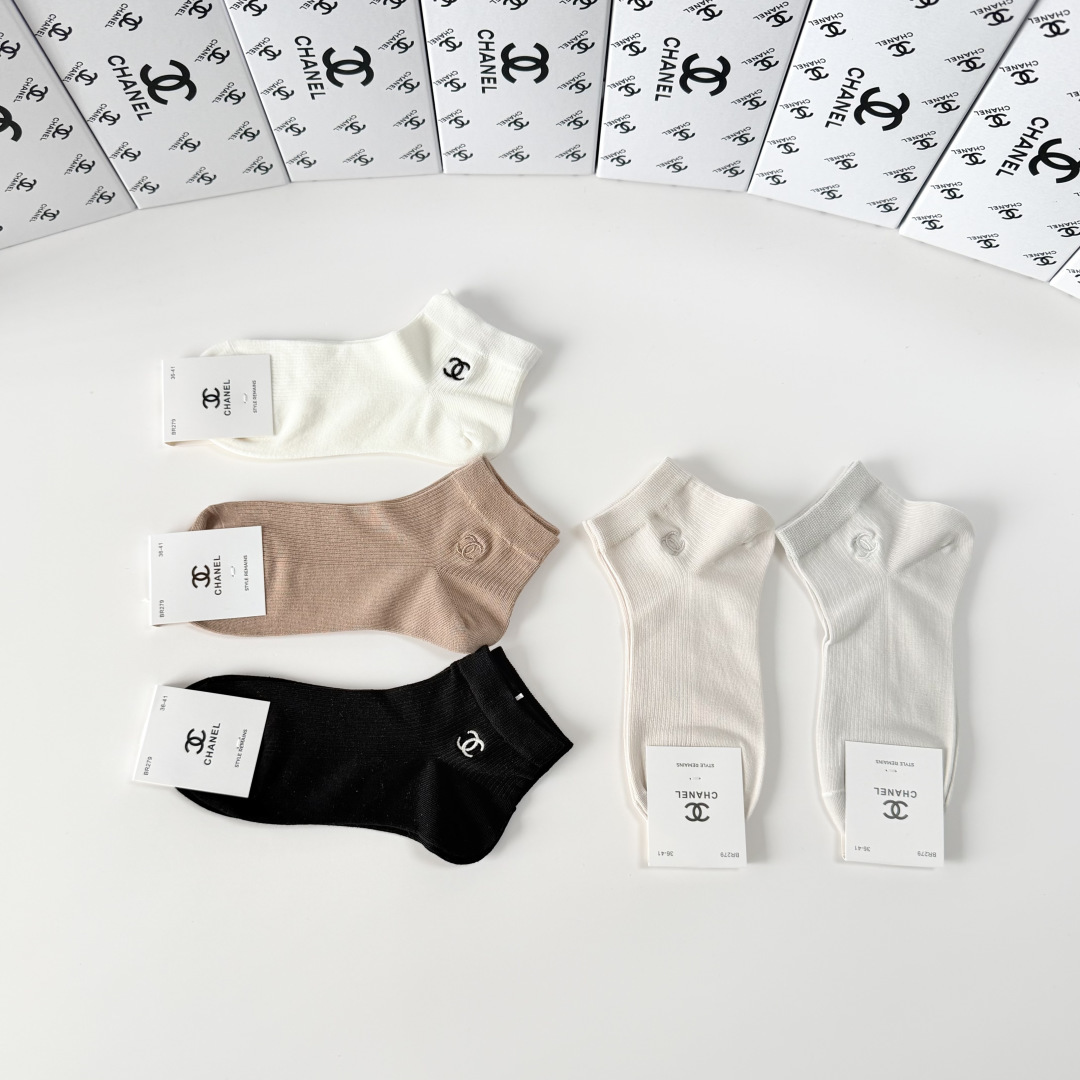 💛配包装Chanel（香奈儿）新款经典刺绣中短款堆堆袜袜子！一盒五双， 专柜同步筒袜袜子，💛大牌出街，潮