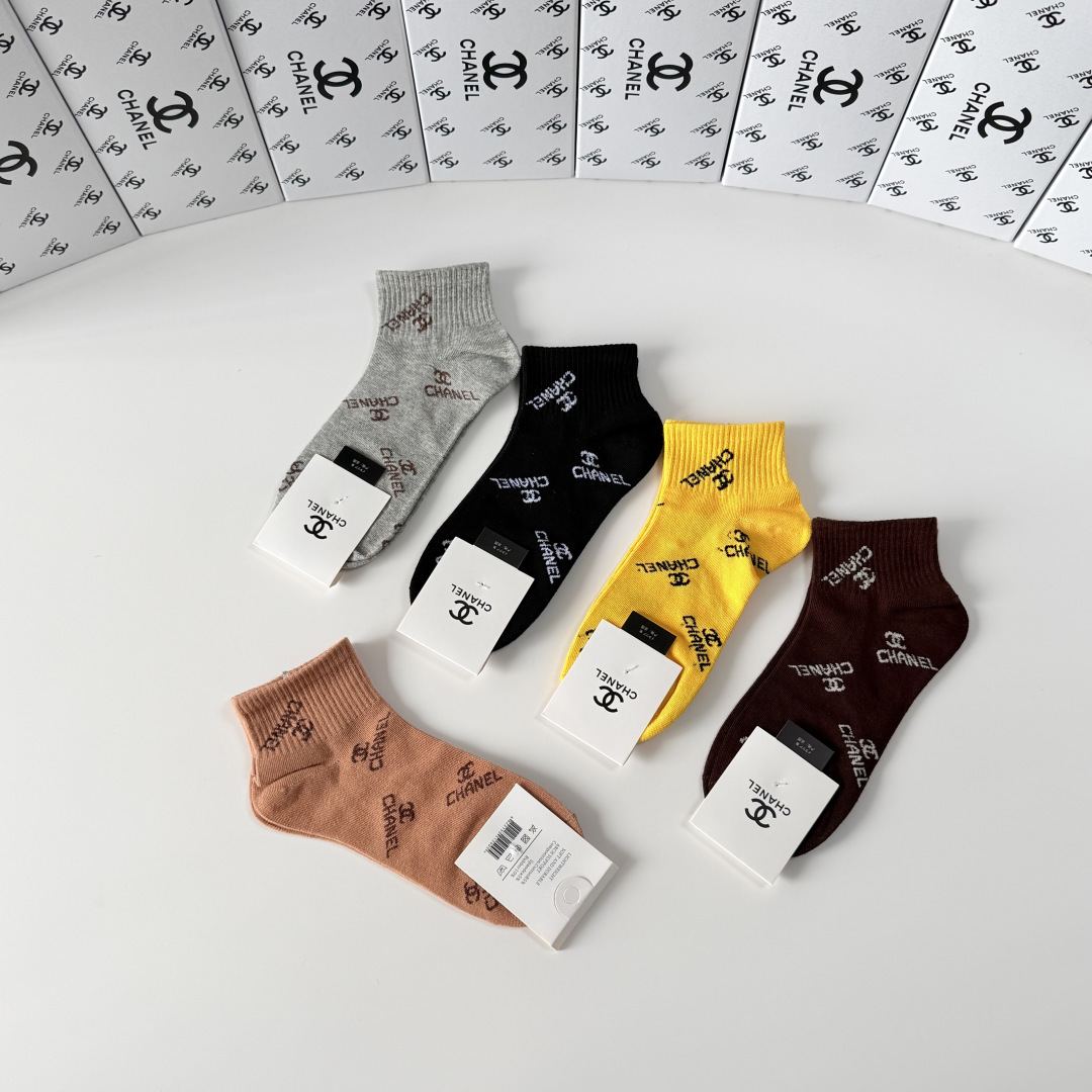 💛配包装Chanel（香奈儿）新款经典中短款堆堆袜袜子！一盒五双， 专柜同步筒袜袜子，💛大牌出街，潮人必