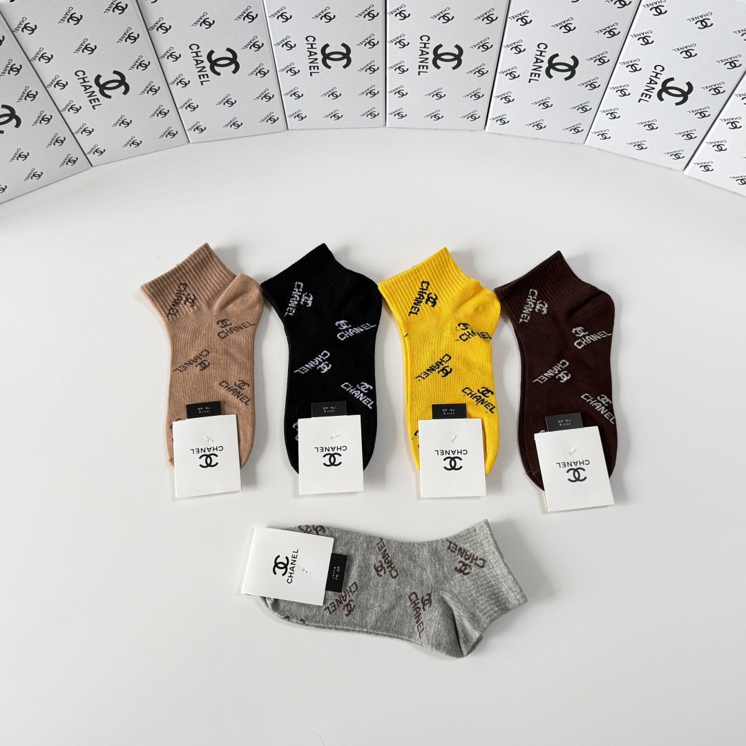 💛配包装Chanel（香奈儿）新款经典中短款堆堆袜袜子！一盒五双， 专柜同步筒袜袜子，💛大牌出街，潮人必