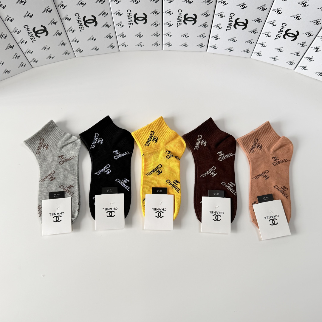 💛配包装Chanel（香奈儿）新款经典中短款堆堆袜袜子！一盒五双， 专柜同步筒袜袜子，💛大牌出街，潮人必