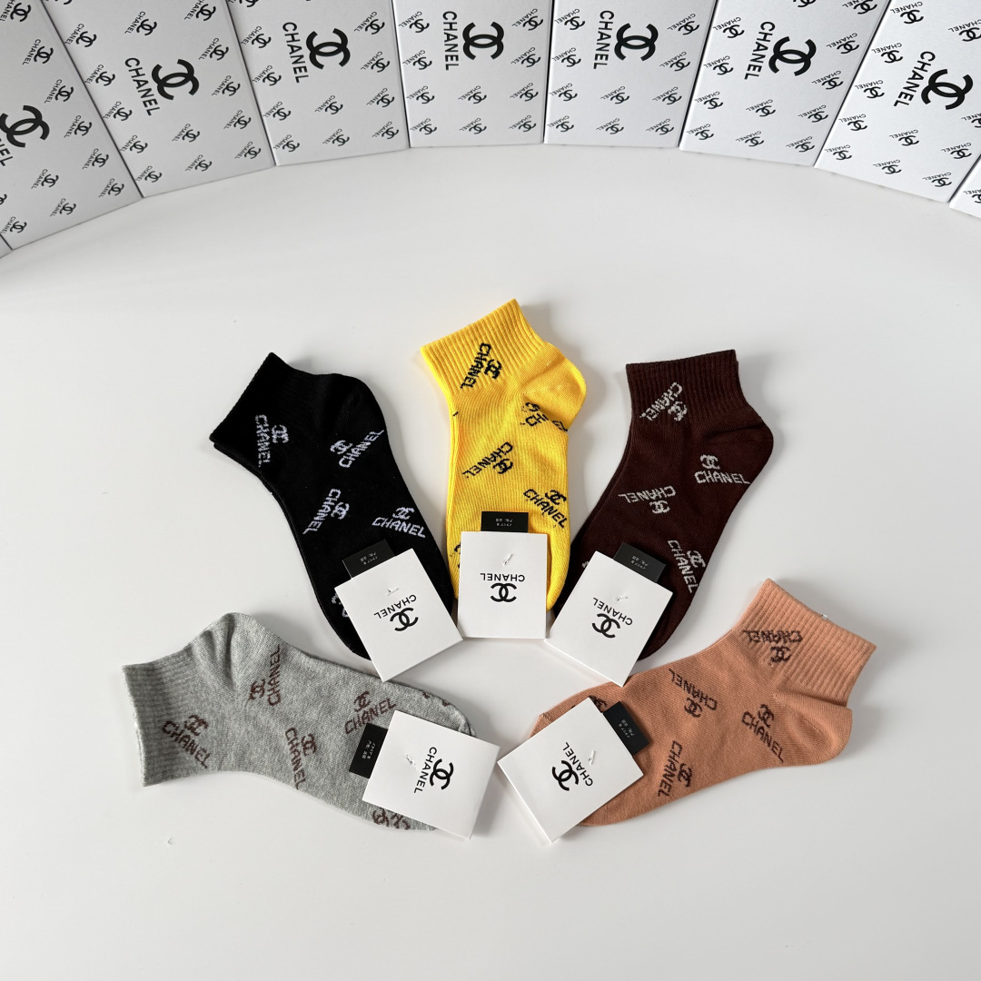 💛配包装Chanel（香奈儿）新款经典中短款堆堆袜袜子！一盒五双， 专柜同步筒袜袜子，💛大牌出街，潮人必