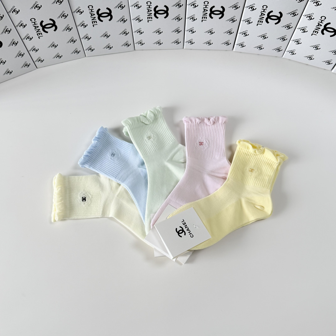 💛配专柜包装Chanel（香奈儿）新款中长款堆堆袜袜子！一盒五双，专柜同步筒袜袜子，💛大牌出街，潮人必备
