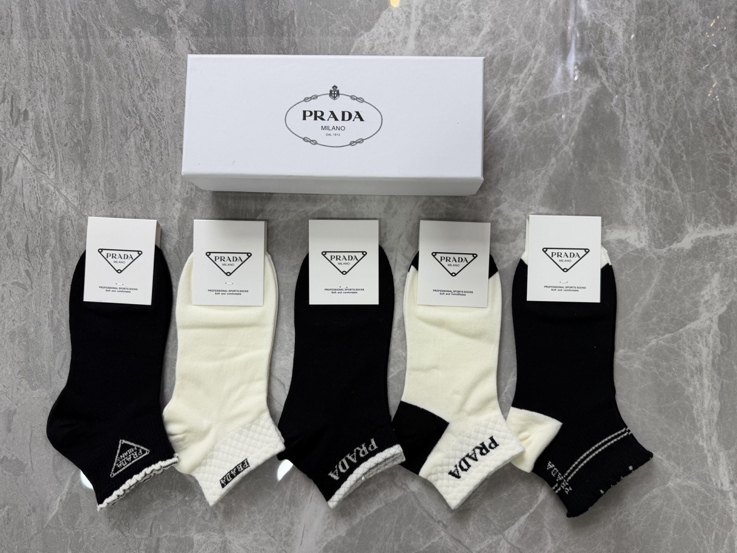 NO:812762,19860909特配包装 PRADA（普拉达）新款中短款堆堆袜袜子！一盒五双, 专柜同步筒款袜子,大牌出街,潮人必备超好搭袜子,丝袜,袜子,prada,prada,socks,accessory
