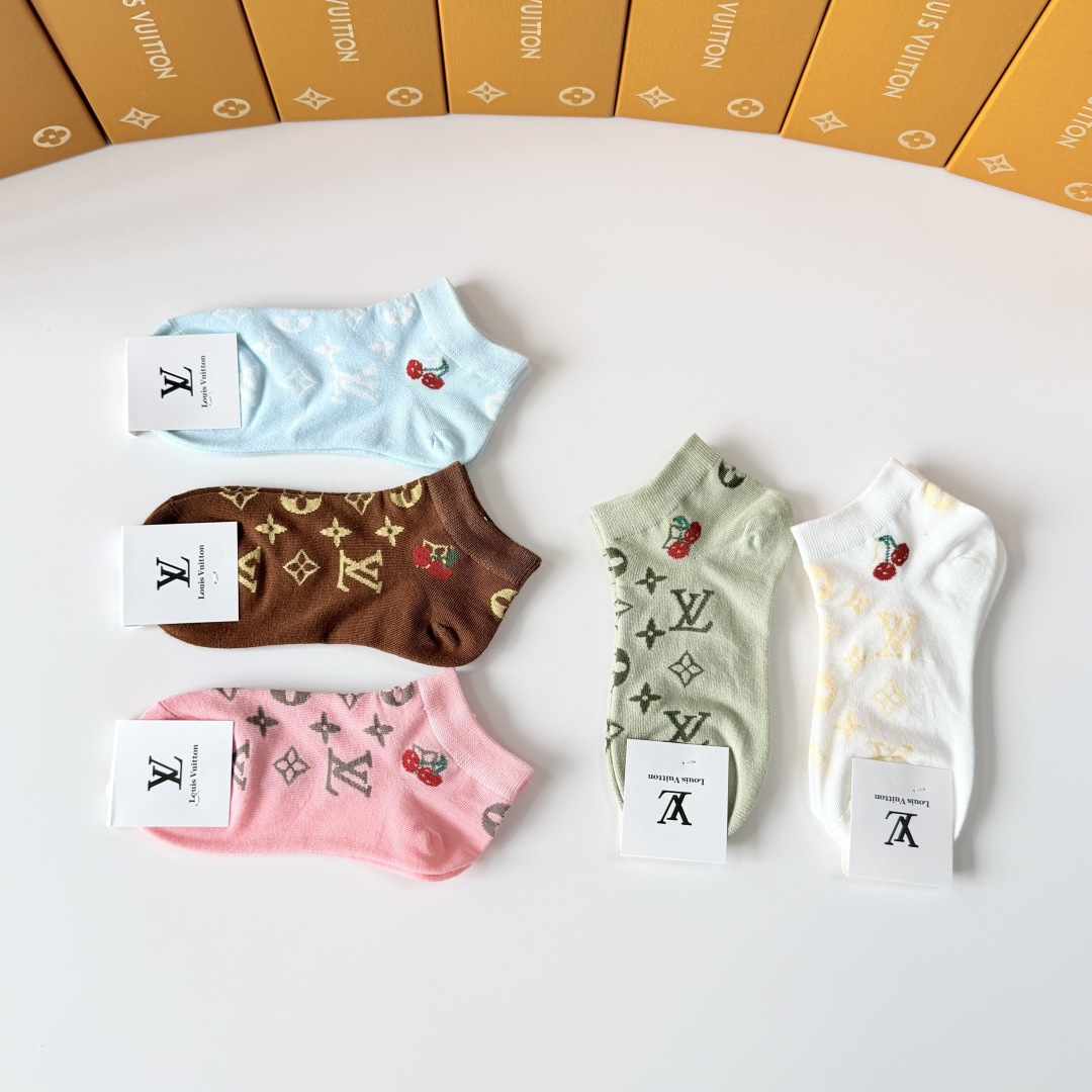 💛配包装LV（路易威登）新款中短款堆堆袜袜子！一盒五双， 专柜同步筒款袜子，💛大牌出街，潮人必备。超好搭
