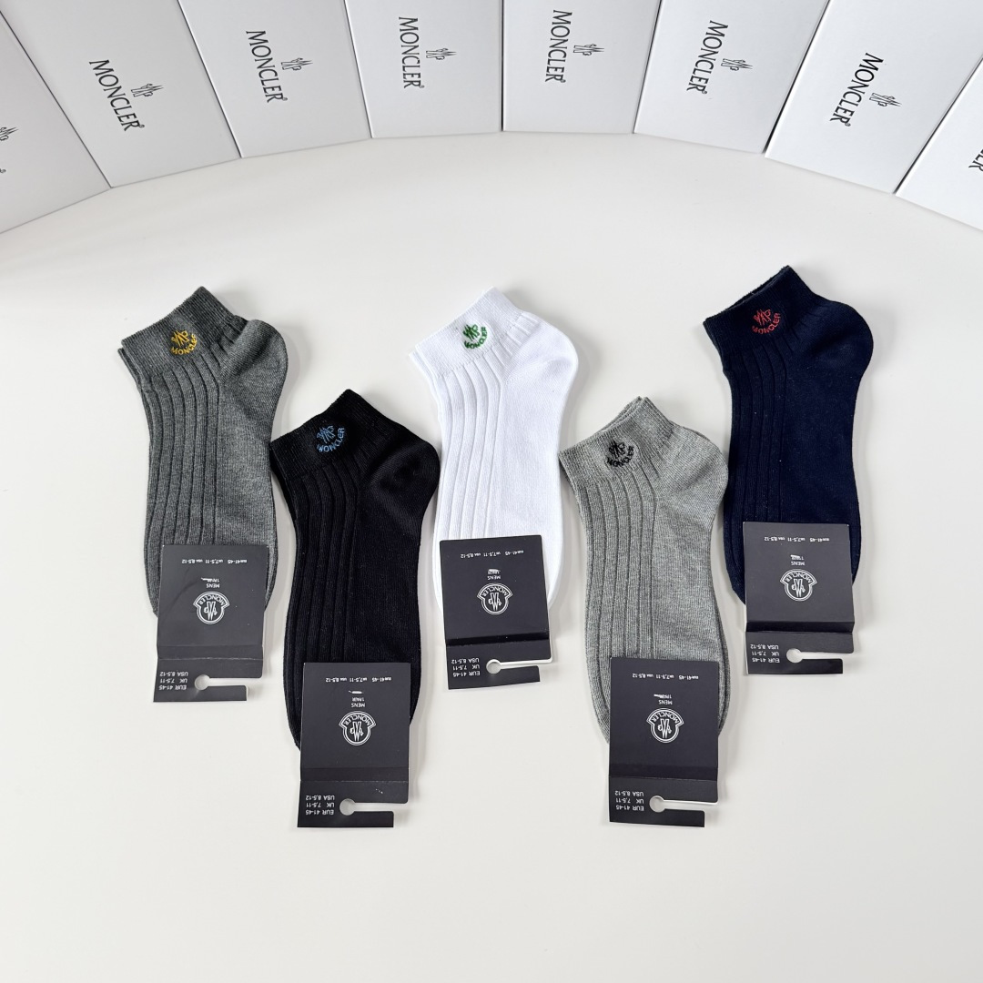 💛配包装MONCLER（蒙口）新款经典刺绣中短款堆堆袜袜子！一盒五双， 专柜同步筒袜袜子，💛大牌出街，潮
