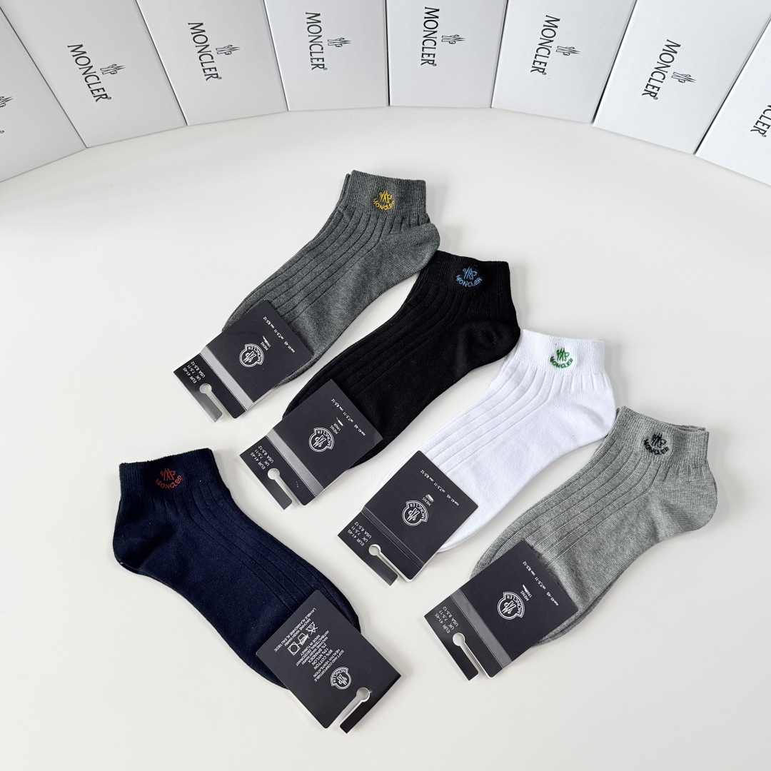 💛配包装MONCLER（蒙口）新款经典刺绣中短款堆堆袜袜子！一盒五双， 专柜同步筒袜袜子，💛大牌出街，潮