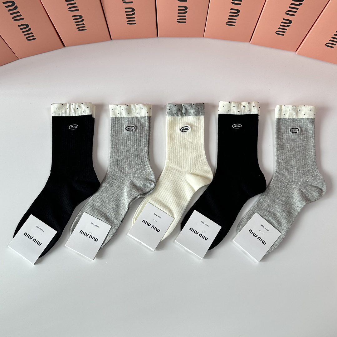 NO:812740,Special packaging MiuMiu's new embroidered classic mid-length socks!  Five pairs in a box, counter-synchronized tube socks, big brands out on the street, must-haves for fashionistas, super easy to match. Socks, stockings, socks, miumiu, socks19860909特配包装 MiuMiu（缪缪）新款刺绣经典中长筒袜堆堆袜袜子！一盒五双, 专柜同步筒袜袜子,大牌出街,潮人必备超好搭.袜子,丝袜,袜子,miumiu,socks,accessory
