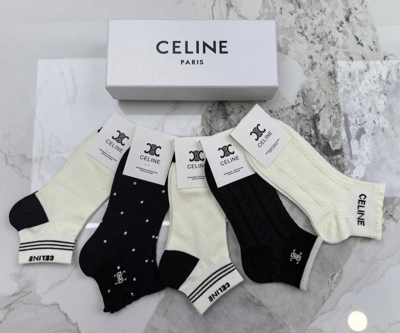 💛配包装CELINE（赛琳）新款中短款堆堆袜袜子！一盒五双， 专柜同步筒款袜子，💛大牌出街，潮人必备。超