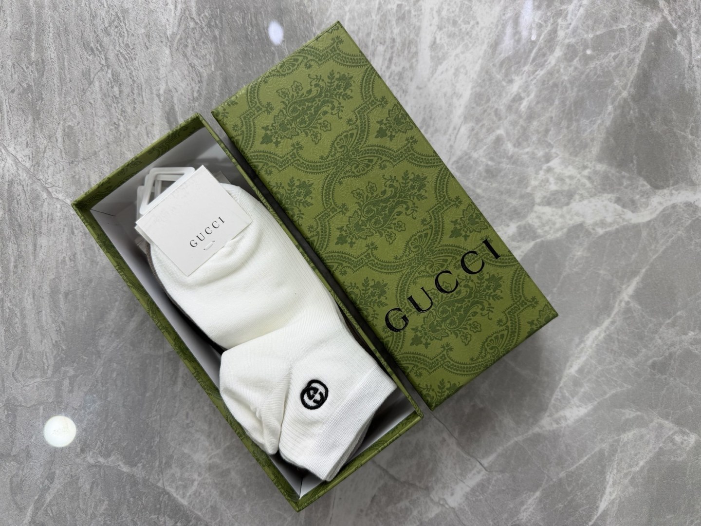 💛配包装GUCCI（古驰）新款刺绣中短款堆堆袜袜子！一盒五双， 专柜同步筒款袜子，💛大牌出街，潮人必备。