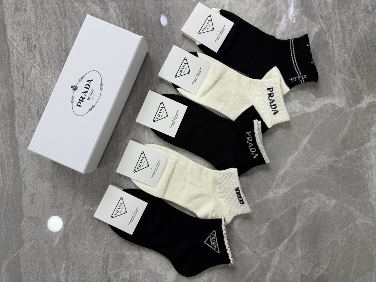 💛配包装PRADA（普拉达）新款中短款堆堆袜袜子！一盒五双， 专柜同步筒款袜子，💛大牌出街，潮人必备。超