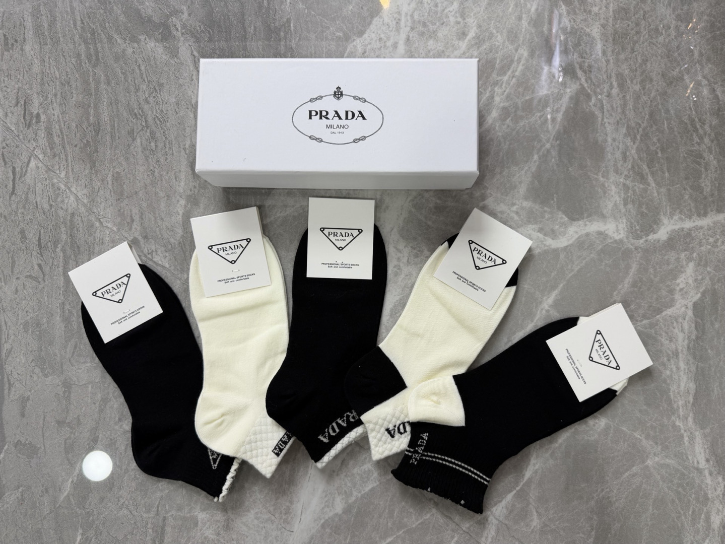 💛配包装PRADA（普拉达）新款中短款堆堆袜袜子！一盒五双， 专柜同步筒款袜子，💛大牌出街，潮人必备。超